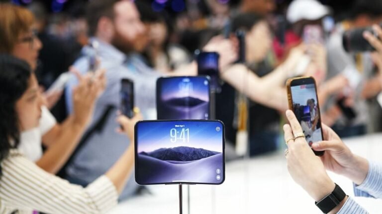 Der Text besagt, dass die Preise für Speicher steigen könnten und sich dies auf die Kosten von iPhones im Jahr 2027 auswirken könnte, indem sie möglicherweise noch teurer werden.